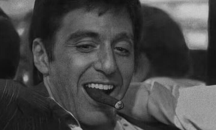 ACININ MEYDAN OKUYAN GÜLÜMSEMESİ