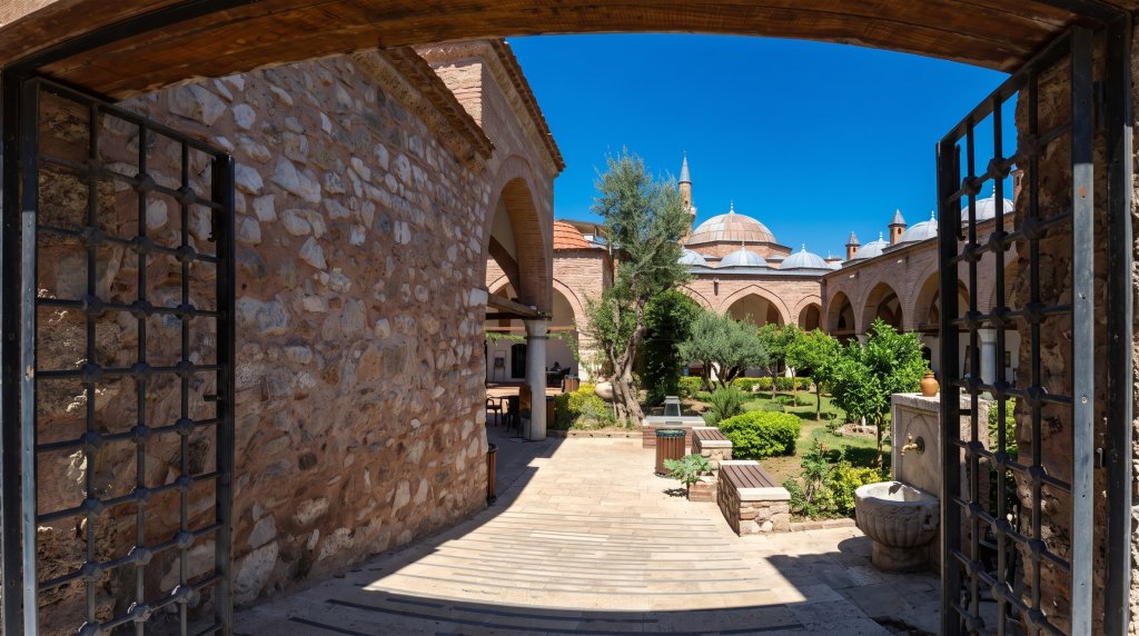 HÜR CADDENİN KÜL YOLCULARI